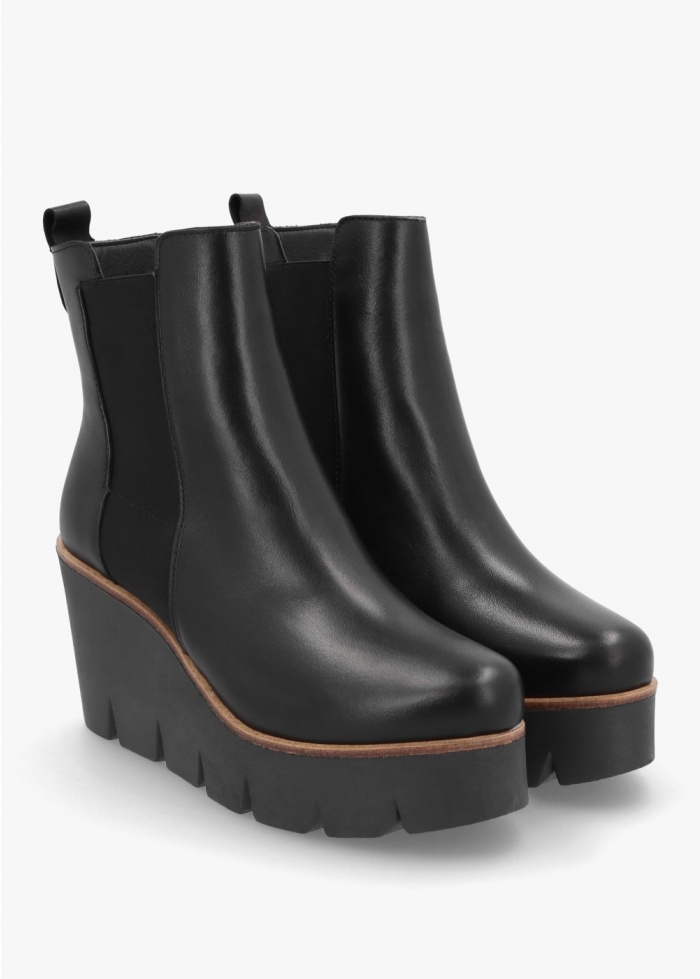 Alpe | Wedge black ankle boot