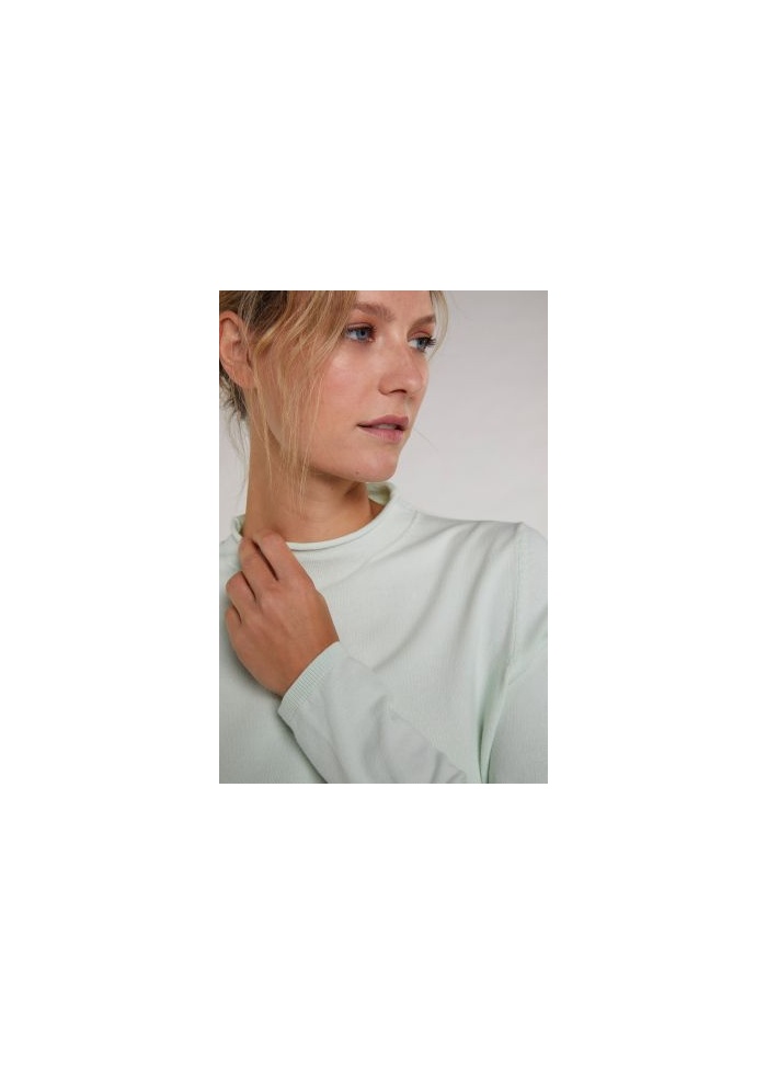 Oui | Pale green top