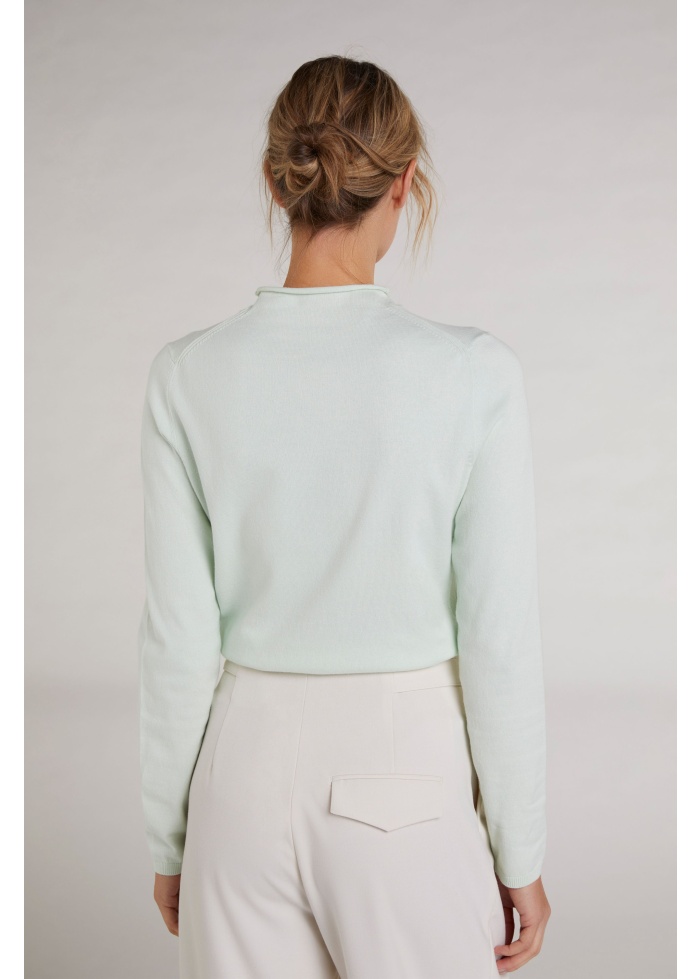 Oui | Pale green top